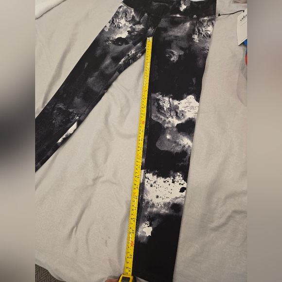 Black and White Tie-Dye Leggings - Picture 7 of 7